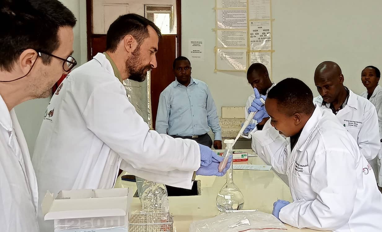 El IREC colabora en la lucha contra el envenenamiento de fauna en Kenia