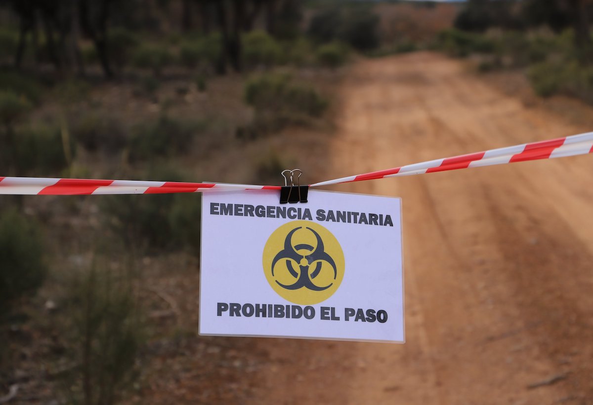 Cartel de emergencia sanitaria frente a la peste porcina africana (PPA).