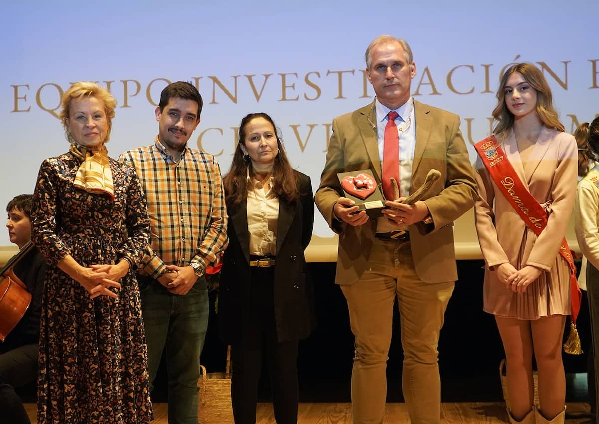 el Profesor Tomás Landete, del Grupo de Investigación de Ciencia Animal aplicada a la Gestión Cinegética del IREC, del recibe el premio al proyecto de investigación solidario en la III Edición de los Premios Contigo de La Roda de manos de la presidenta de la AECC en Albacete, Victoria Fernández