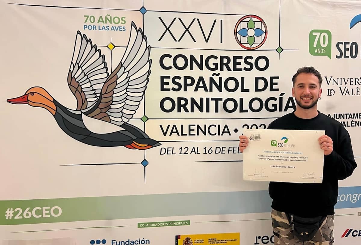 Iván Martínez Solera en el XXVI Congreso Español de Ornitología junto a su póster, galardonado con un accésit al mejor póster en el congreso.